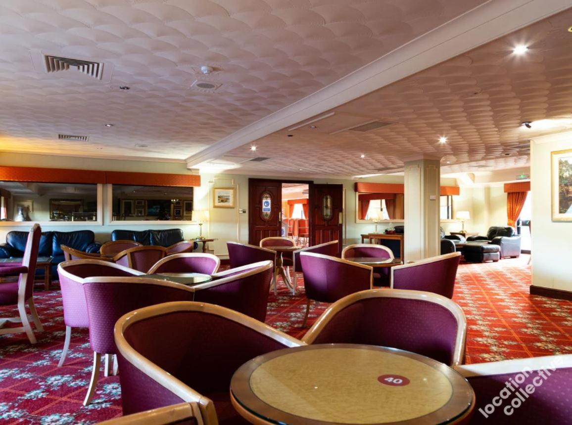 Lakeside International Hotel แคมเบอร์ลีย์ ภายนอก รูปภาพ