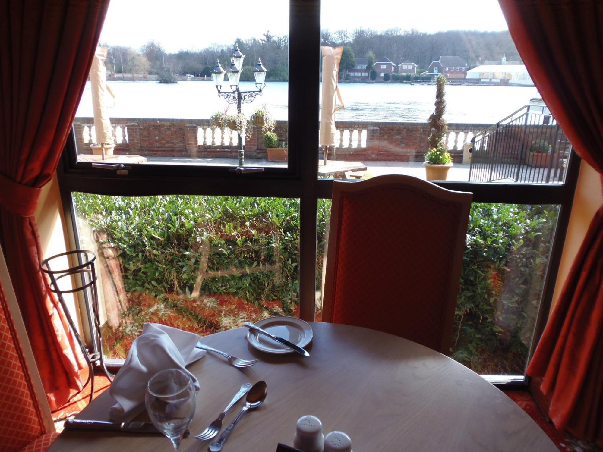 Lakeside International Hotel แคมเบอร์ลีย์ ภายนอก รูปภาพ